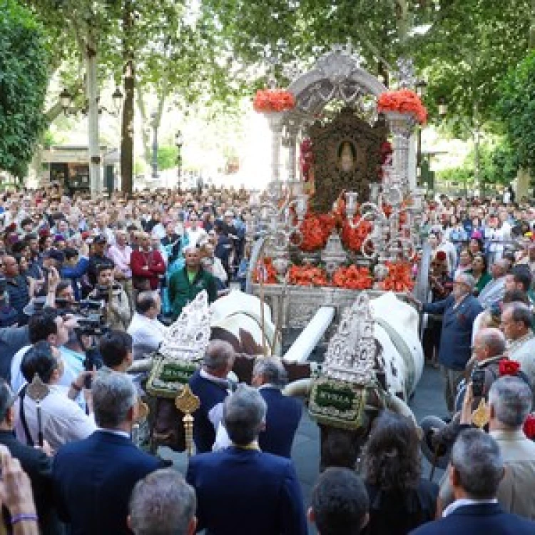 Imagen relacionada de recepcion simpecado hermandad rocio sevilla