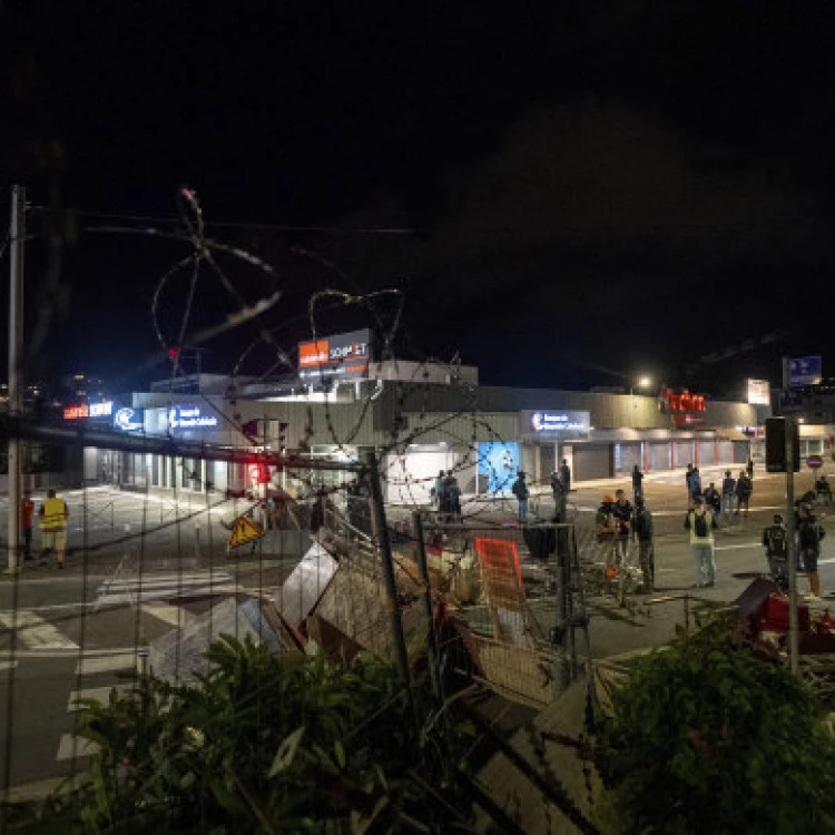 Imagen relacionada de australians stranded in new caledonia rationing food amid riots