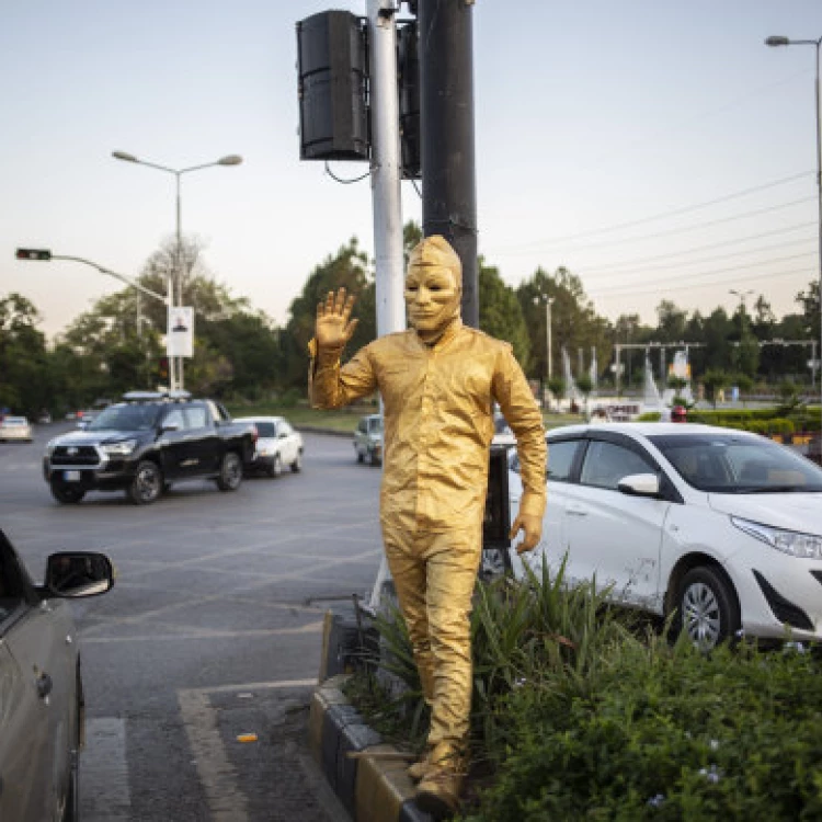 Imagen relacionada de aumenta la sospecha sobre los artistas callejeros dorados en islamabad