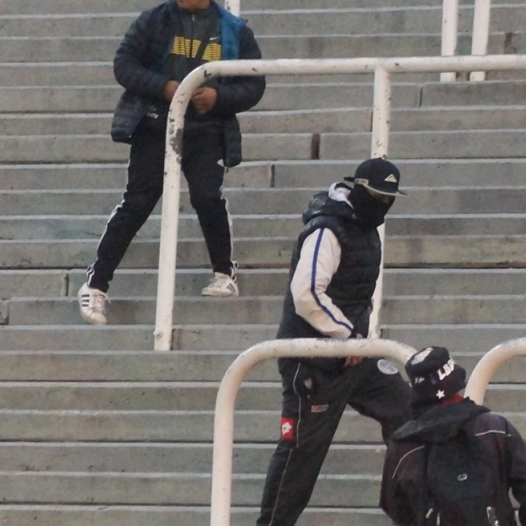 Imagen relacionada de violencia en el futbol argentino deja sin definicion el partido entre godoy cruz y san lorenzo