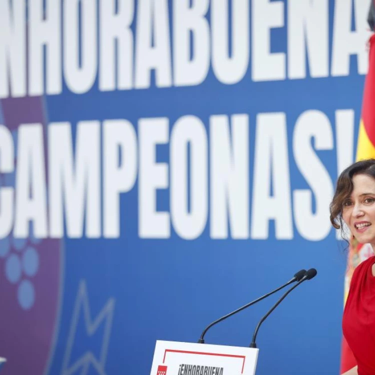 Imagen relacionada de la presidenta de la comunidad de madrid felicita al equipo femenino de rugby silicius majadahonda por su exito