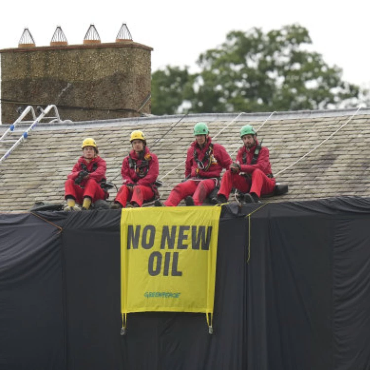 Imagen relacionada de activistas greenpeace protestan casa primer ministro britanico