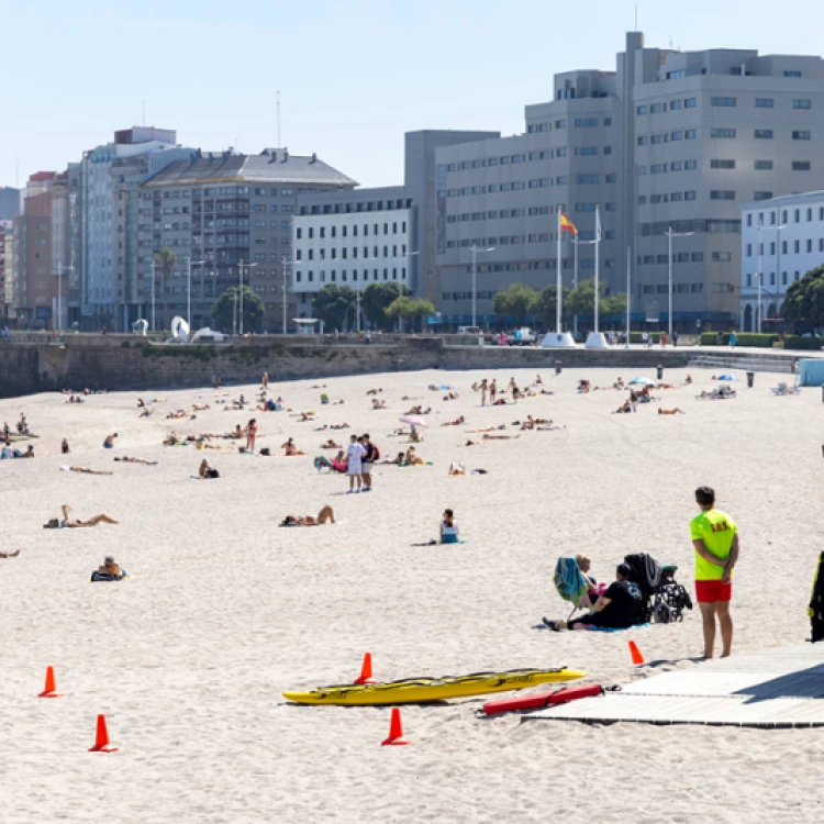 Imagen relacionada de preparativos temporada playas coruna