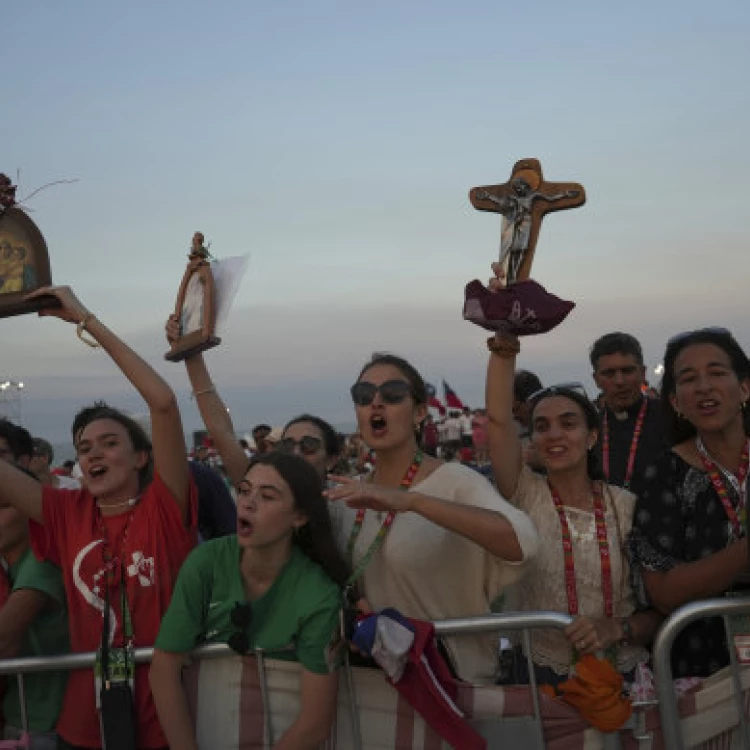 Imagen relacionada de multitud fieles encuentro papa francisco lisboa