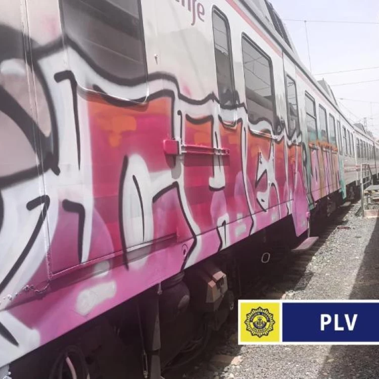 Imagen relacionada de policia local detenidos jovenes pintaban grafitis trenes valencia