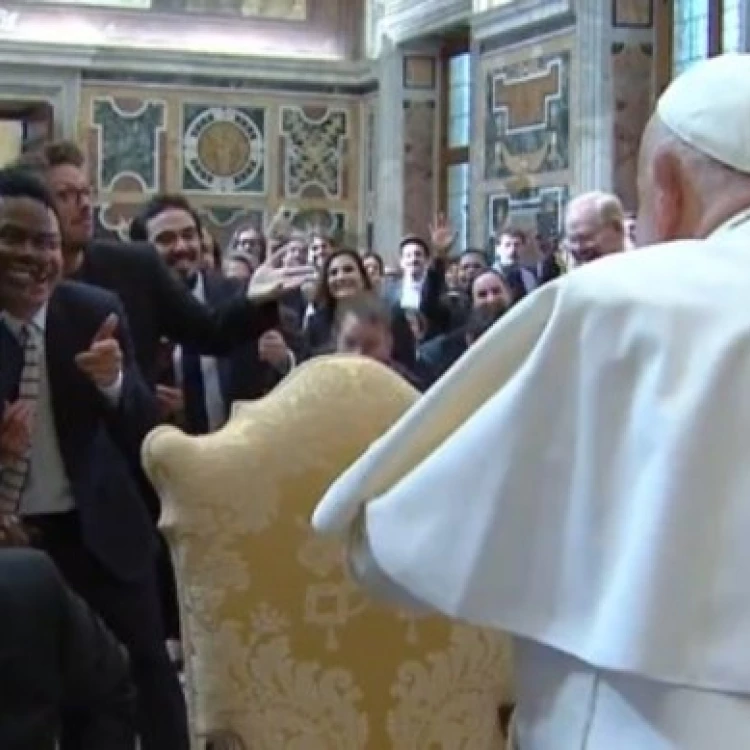 Imagen relacionada de papa francisco reunion comediantes internacionales vaticano