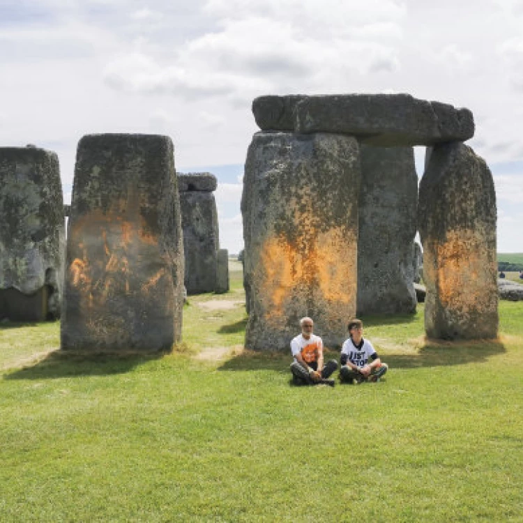 Imagen relacionada de arrestados dos manifestantes por vandalizar stonehenge con pintura naranja