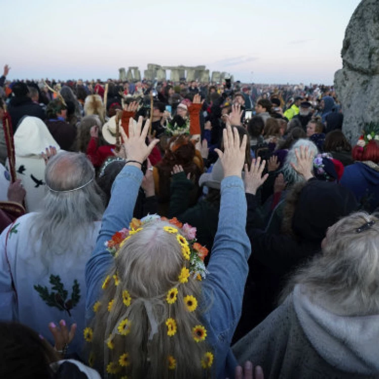 Imagen relacionada de celebracion solsticio verano stonehenge