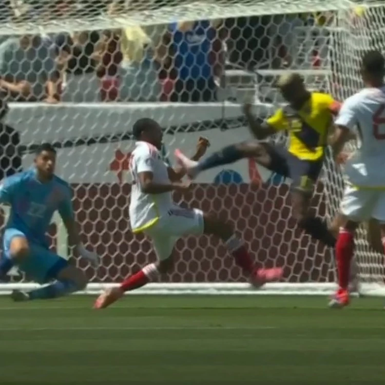 Imagen relacionada de escandalo en el levis stadium enner valencia expulsado por brutal patada en copa america