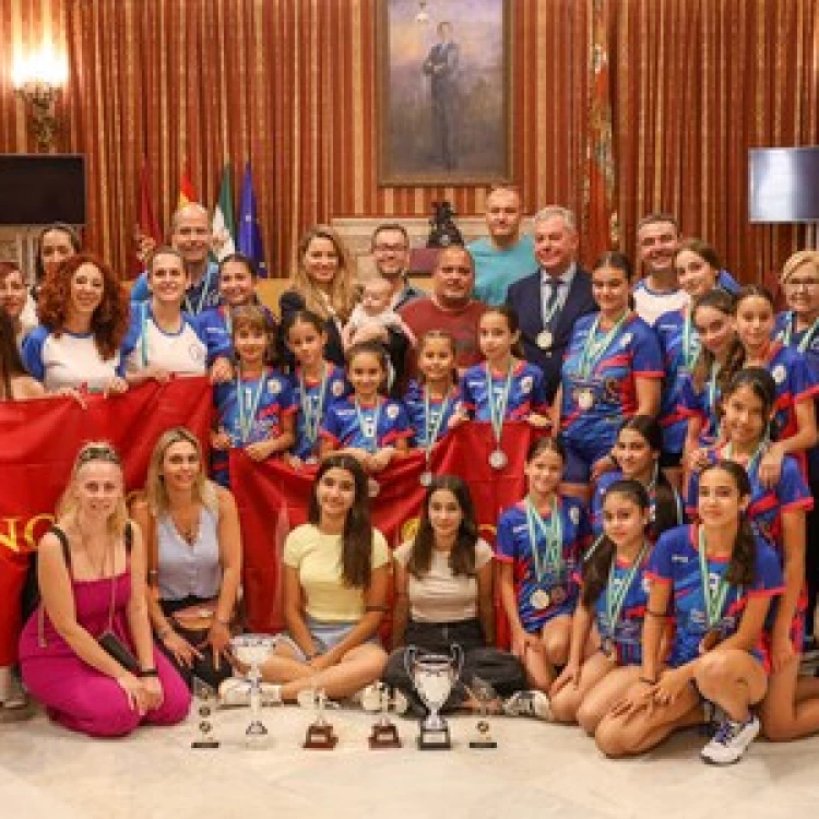 Imagen relacionada de reconocimiento deportistas sevillanas triunfo voleibol