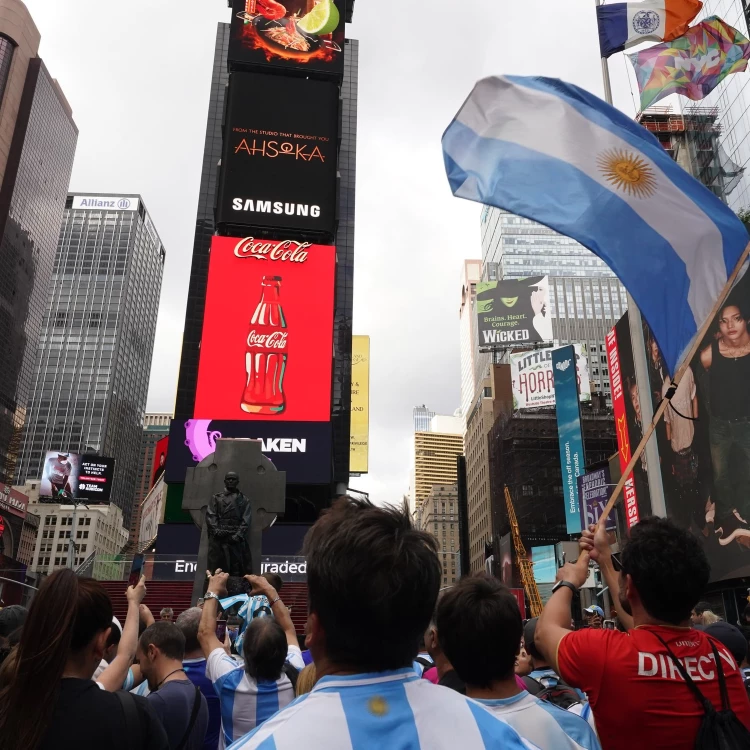 Imagen relacionada de hinchada argentina argentinidad times square