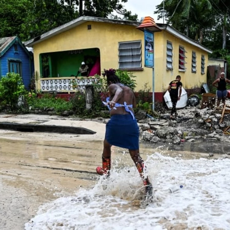 Imagen relacionada de el huracan beryl alcanza la categoria 5 mientras azota las islas del sureste del caribe