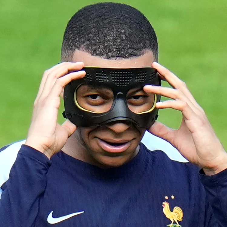 Imagen relacionada de kylian mbappe dificultades mascara eurocopa 2024