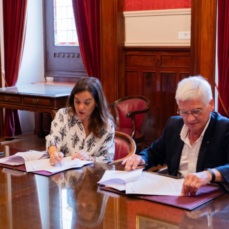 Imagen relacionada de firmados convenios ayuntamiento la coruna cruz roja programas ayuda social 2024