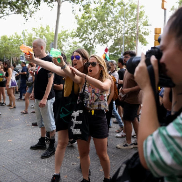 Imagen relacionada de protestas en barcelona contra el turismo masivo