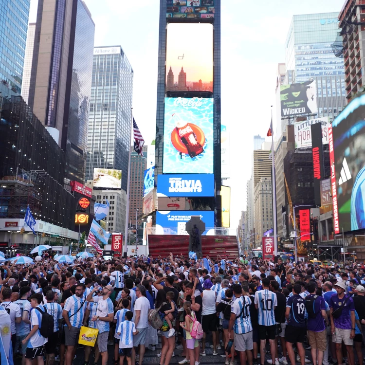 Imagen relacionada de argentinos copan times square previo a semifinal de copa america