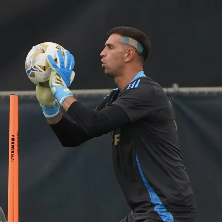 Imagen relacionada de emiliano martinez heroe nacional copa america