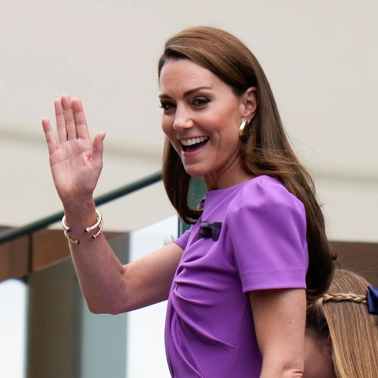 Imagen relacionada de kate middleton entrega trofeo wimbledon