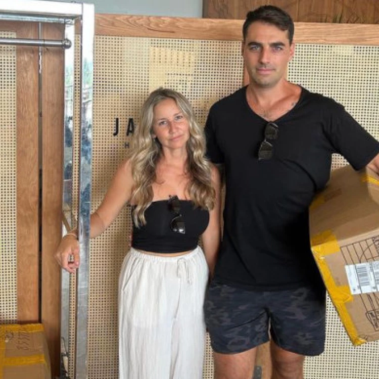 Imagen relacionada de australian couple joins relief efforts in maui after deadly fires