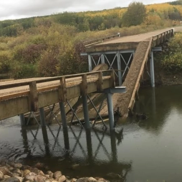 Imagen relacionada de ingeniero de saskatchewan suspendido por colapso de puente