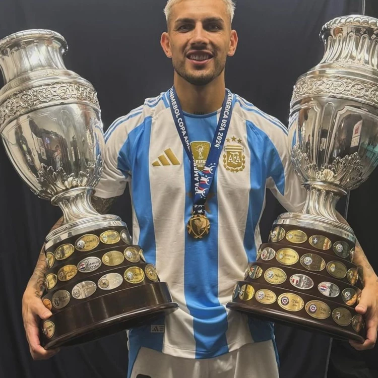 Imagen relacionada de leandro paredes vino personal campeon