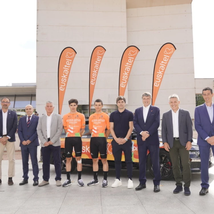 Imagen relacionada de euskaltel equipo vuelta 2024 marea naranja