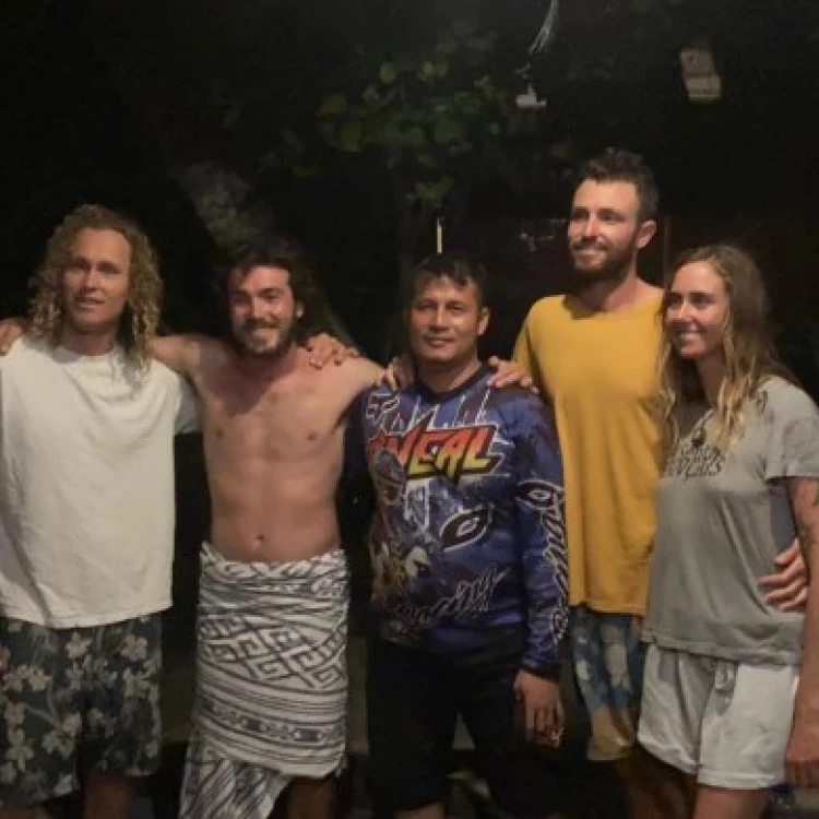 Imagen relacionada de rescatan surfistas australianos tripulantes indonesios isla nias