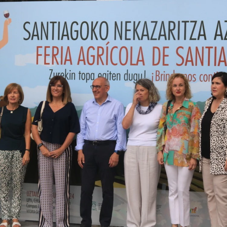 Imagen relacionada de homenaje productores vino feria agricola santiago