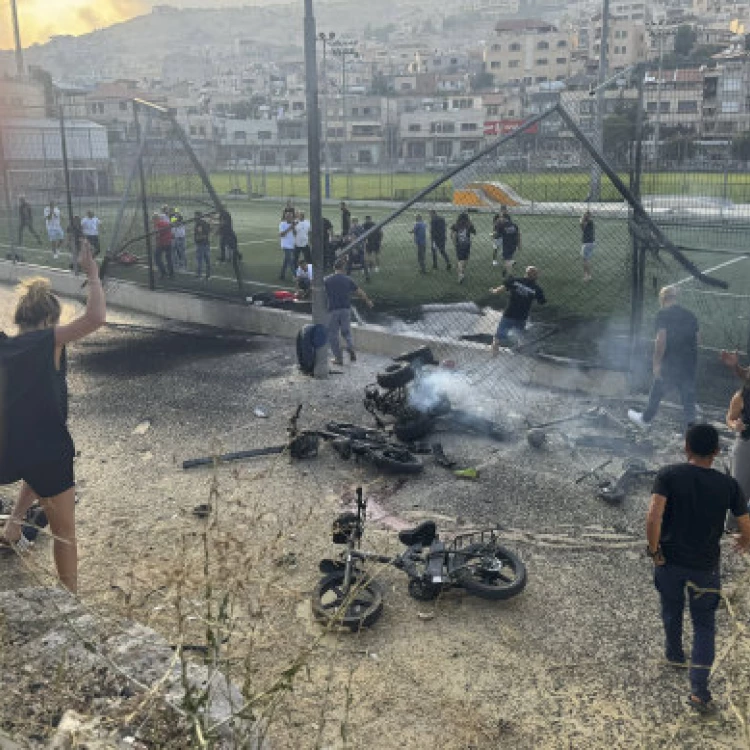 Imagen relacionada de ataque cohetes campo futbol golan