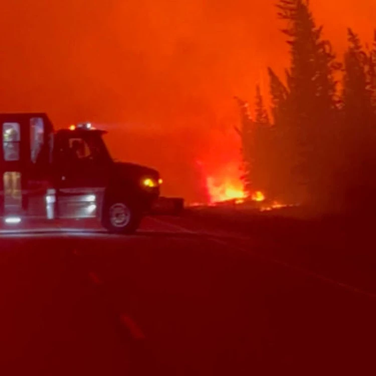 Imagen relacionada de incendios forestales amenazan ciudad yellowknife canada