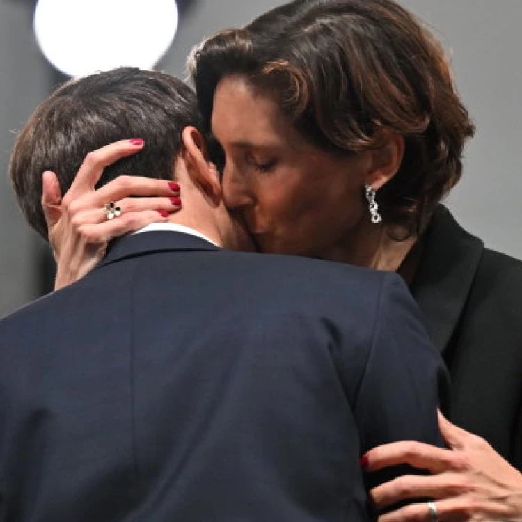 Imagen relacionada de abrazo macron ministra controversia francia