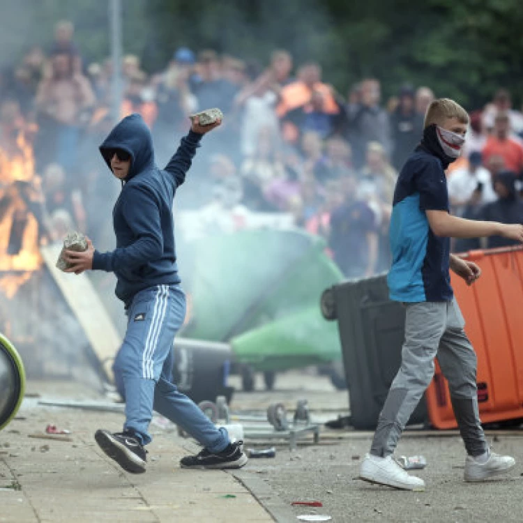 Imagen relacionada de primer ministro reino unido condena violencia refugiados