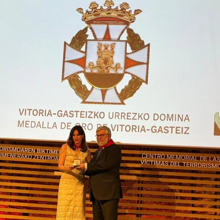 Imagen relacionada de vitoria gasteiz medalla oro centro memorial