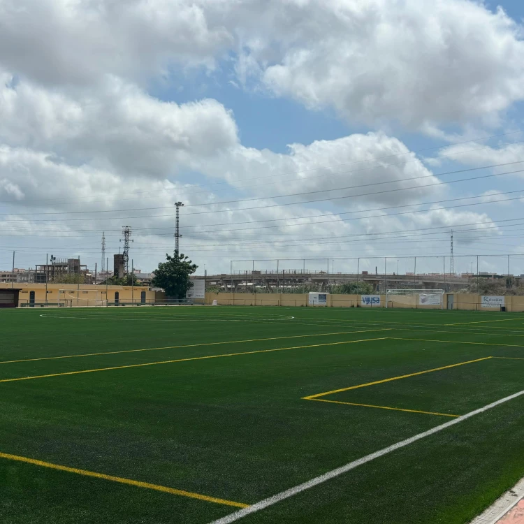 Imagen relacionada de renovacion cesped futbol torre valencia