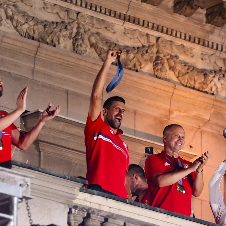 Imagen relacionada de novak djokovic medalla oro serbia