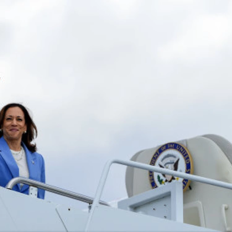 Imagen relacionada de kamala harris campana presidencial