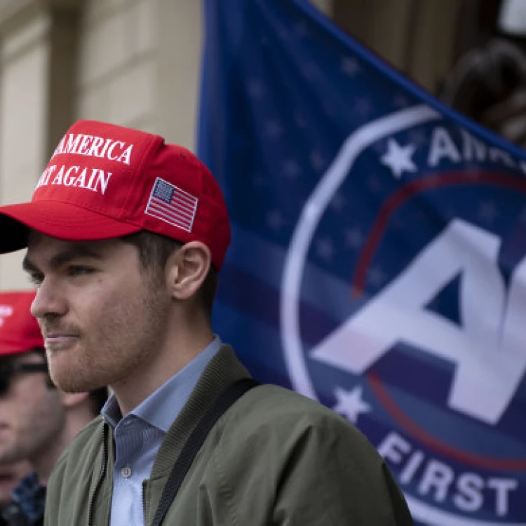 Imagen relacionada de figuras extremistas critican campana trump