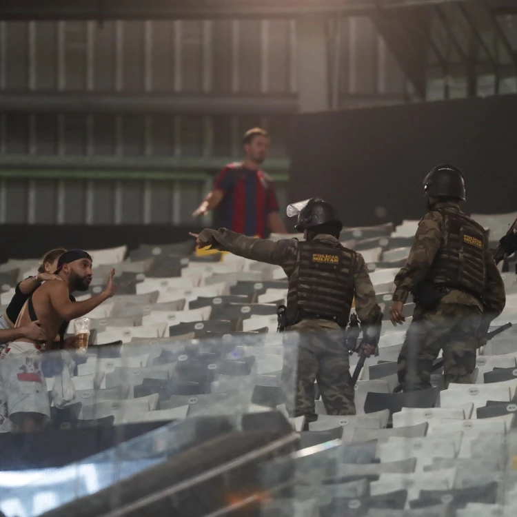 Imagen relacionada de policia brasilena reprime hinchas san lorenzo