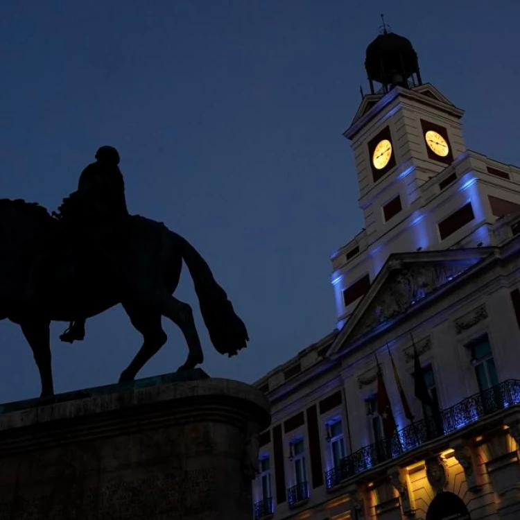 Imagen relacionada de madrid ilumina real casa correos honor ucrania