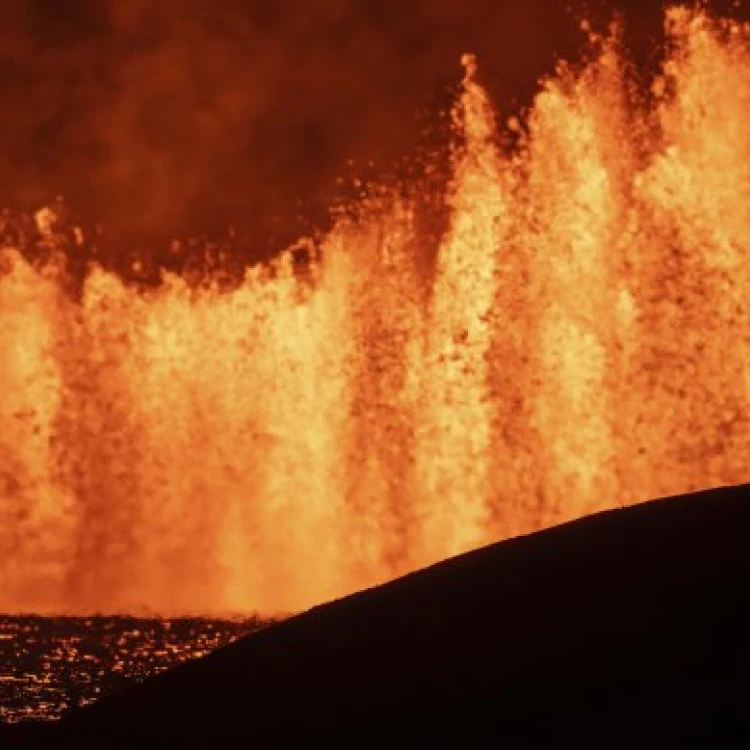 Imagen relacionada de erupcion volcanica islandia evacuaciones contaminacion