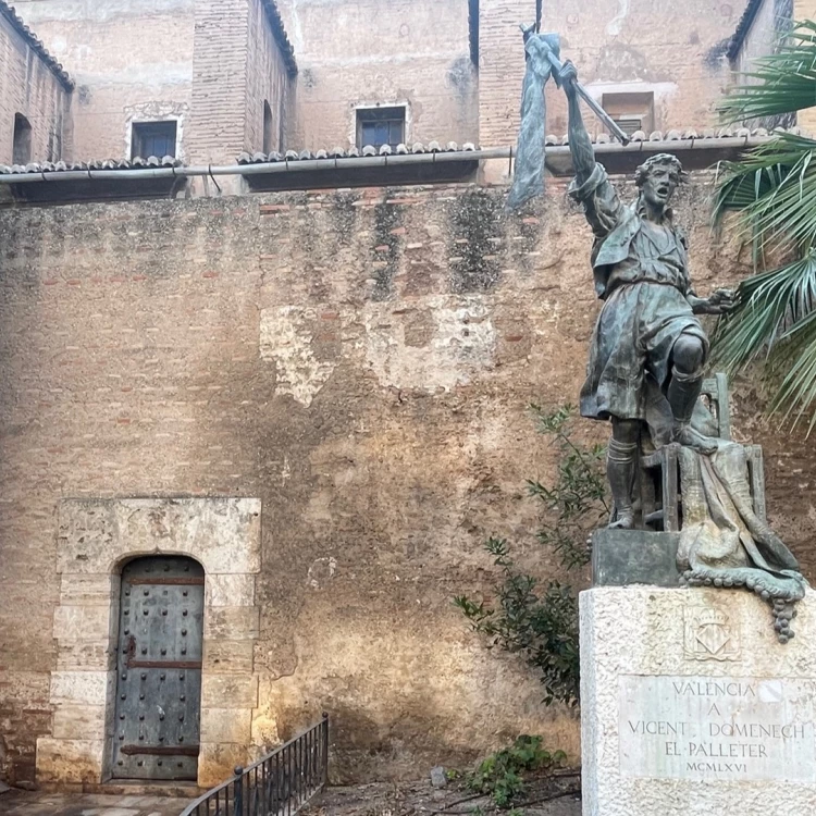 Imagen relacionada de restauracion escultura palleter valencia