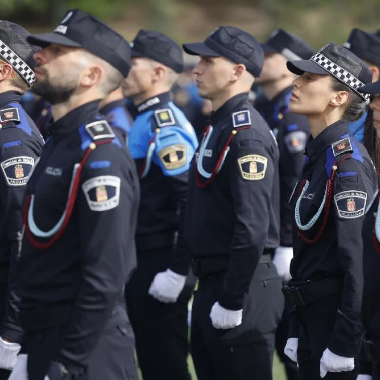 Imagen relacionada de comunidad madrid inversion vestuario policias locales