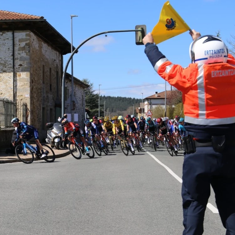 Imagen relacionada de despliegue seguridad 18 etapa vuelta euskadi