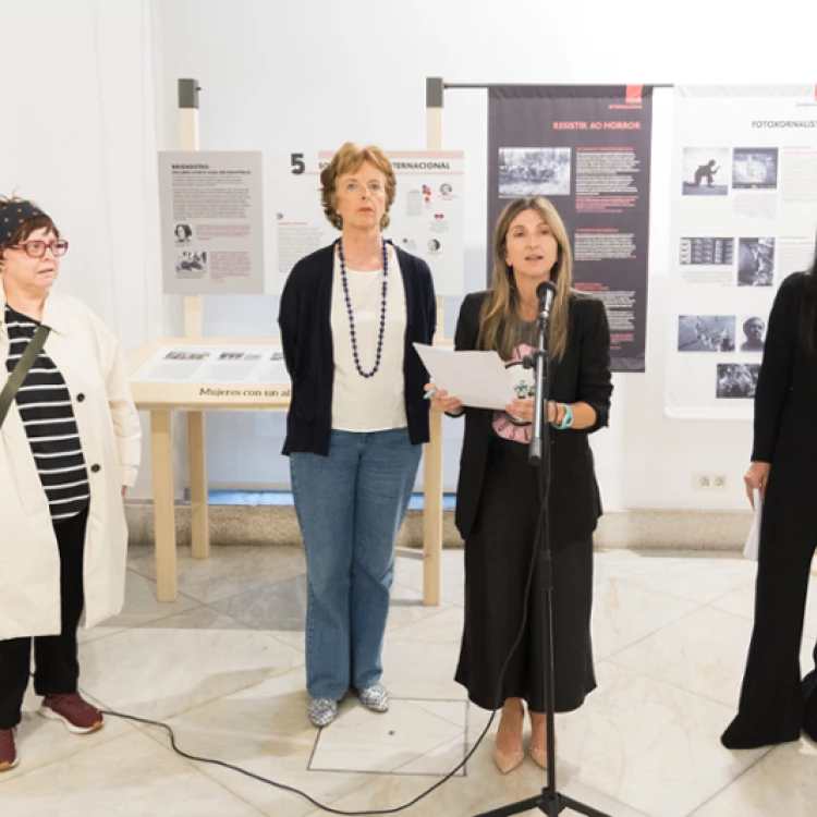 Imagen relacionada de inauguracion exposicion mujeres resistentes coruna