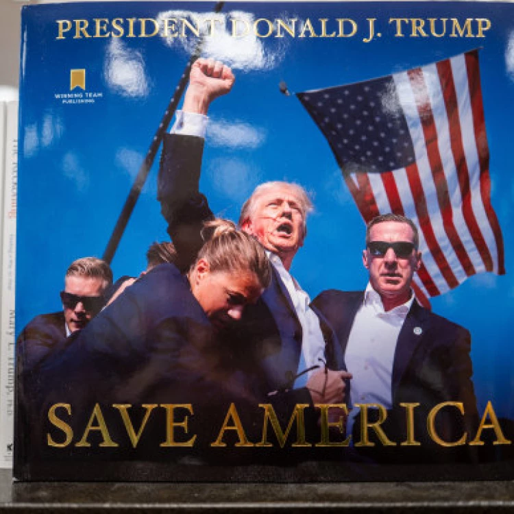 Imagen relacionada de donald trump lanza libro fotografico