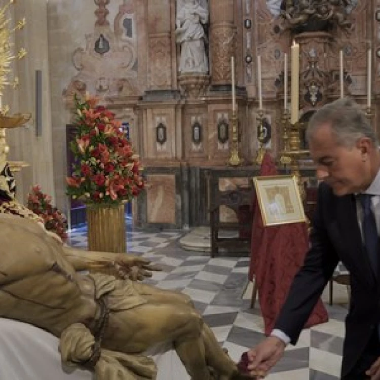 Imagen relacionada de medalla ciudad nuestra senora piedad sevilla