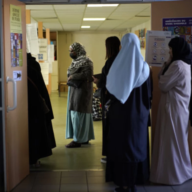 Imagen relacionada de prohiben uso abaya escuelas francia