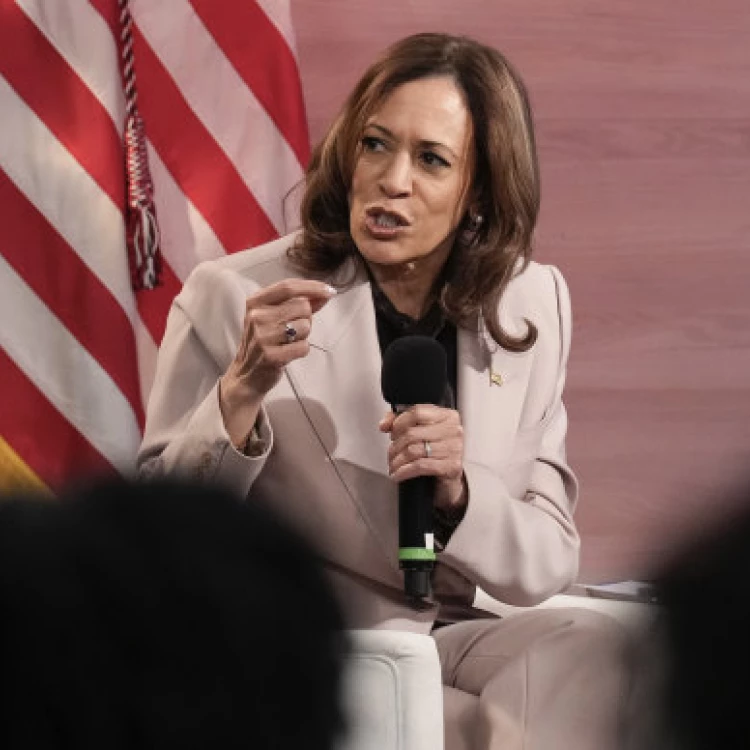 Imagen relacionada de kamala harris critica trump inmigrantes