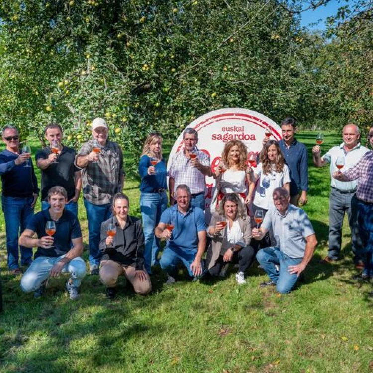 Imagen relacionada de euskadi recoleccion manzana sidra 2024