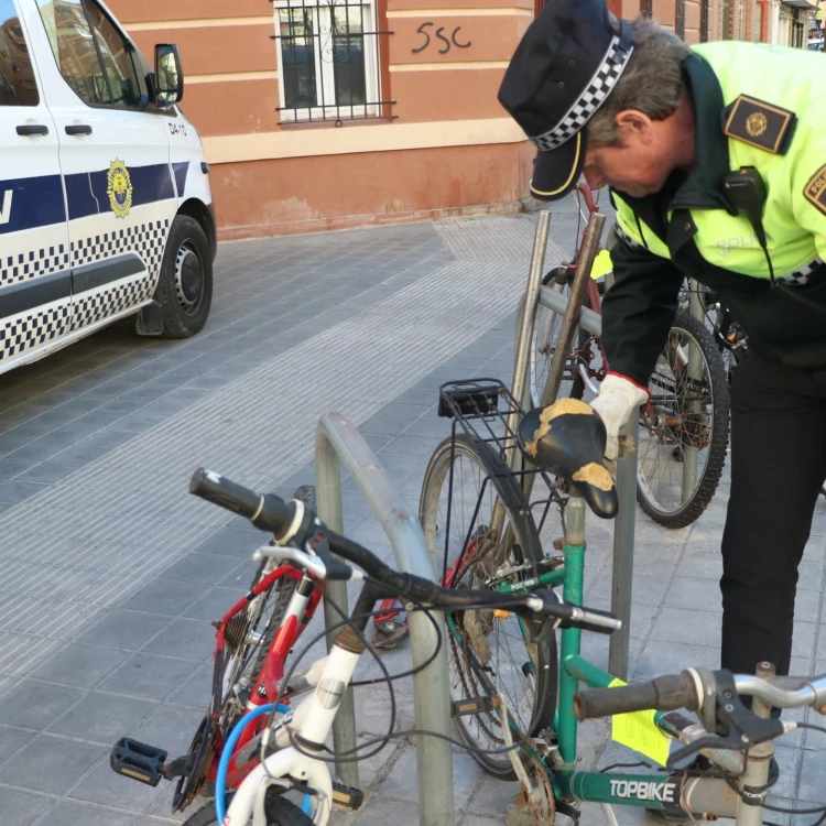 Imagen relacionada de valencia dona bicicletas no reclamadas